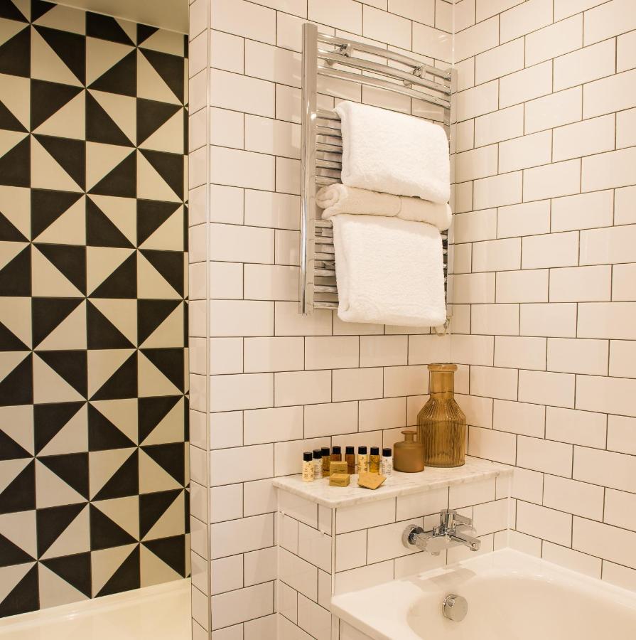 Judge'S Lodging York Ngoại thất bức ảnh Metro tiles in a bathroom